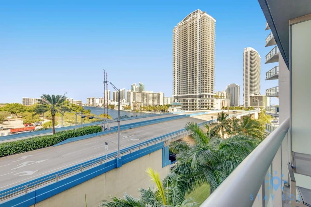 Balcony - Pool - Near Beach - Gym Hallandale Beach Buitenkant foto